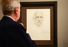 El dibujo a grafito, regalo de Revello de Toro a Pedro Luis Gómez en 2003, ahora expuesto en el museo.