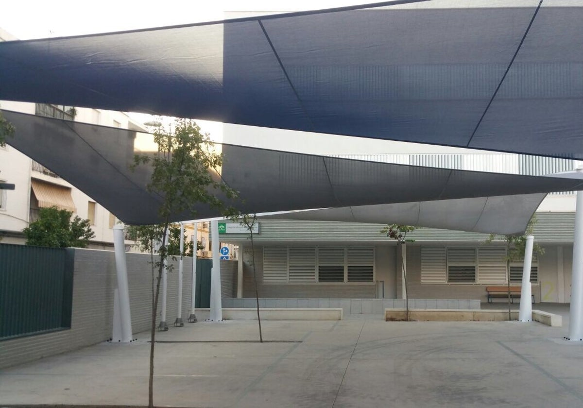 Toldos en el patio de un colegio para evitar el excesivo calor.