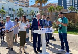 El candidato a la Alcaldía por el PP, Francisco de la Torre, junto a concejales y candidatos de su lista, delante de la sede de Google en Málaga.