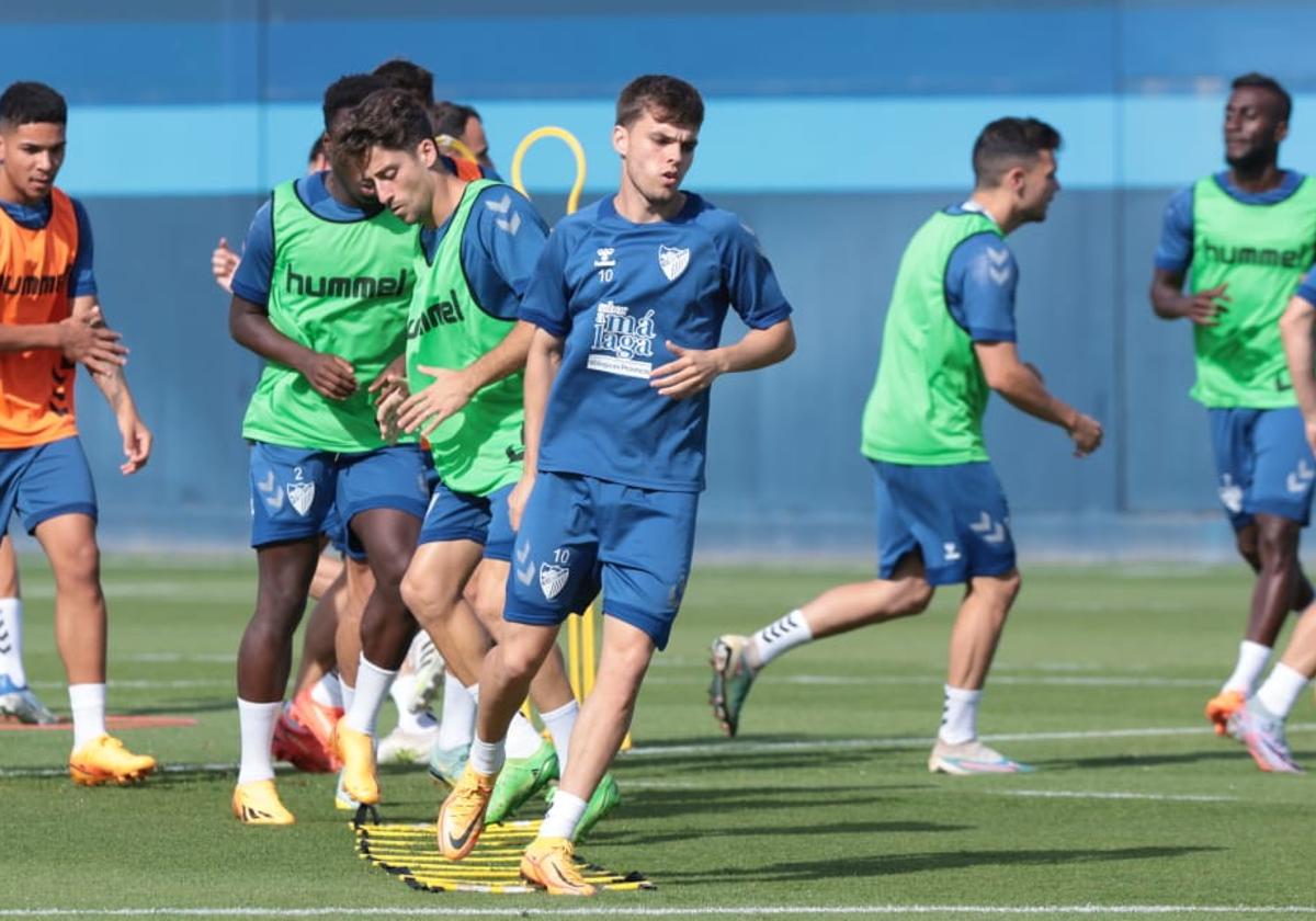 El jugador del Málaga, Aleix Febas, en primer término durante el entrenamiento de ayer en el Anexo de La Rosaleda.