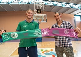 Dylan Osetkowski y Walter Herrmann sostienen una bufanda conmemorativa de la Final Four de Málaga.