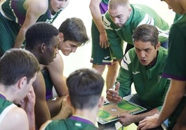 Antonio Herrera da instrucciones a sus jugadores en un tiempo muerto.
