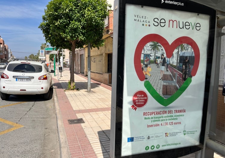 Imagen principal - Imagen de tres de los carteles instalados por el equipo de gobierno bipartito en Vélez-Málaga.