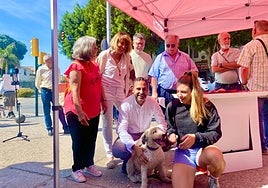 Dani Pérez, con los candidatos socialistas, con vecinos de Puerto de la Torre.