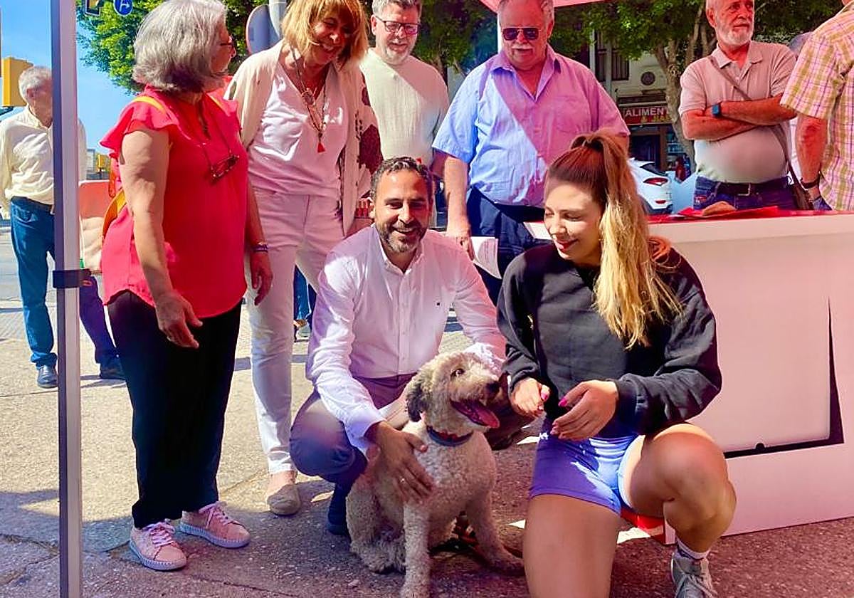 Dani Pérez, con los candidatos socialistas, con vecinos de Puerto de la Torre.