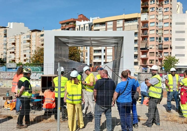 Operarios que han participado en la mañana de este martes en las pruebas de carga.