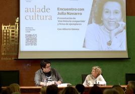 El codirector del Aula de Cultura Alberto Gómez, junto a la escritora Julia Navarro, este miércoles en el salón de actos de Unicaja.