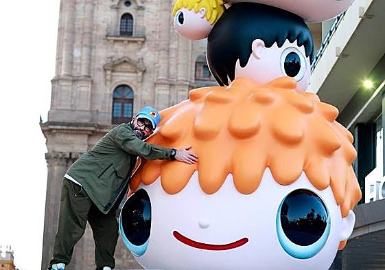 Javier Callega, con su escultura en la entrada de la calle Molina Lario en Málaga.