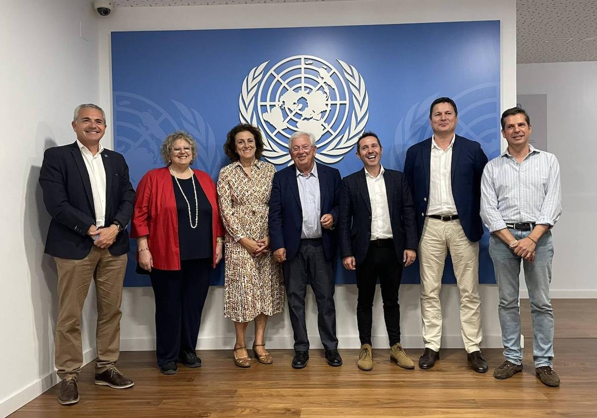 Julio Andrade, Teresa Santos, Elena Blanco, Fernando Jáuregui, Sergio Martín, Josep Alfonso Caro y Francisco Pastor, tras la presentación de la encuesta.