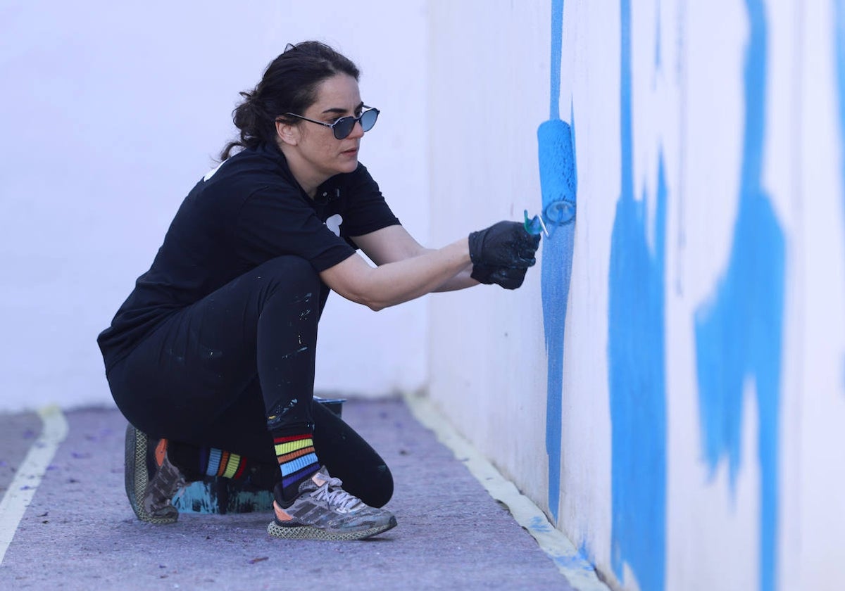 La artista urbana Alice Pasquini empieza su mural sobre el Mediterráneo.