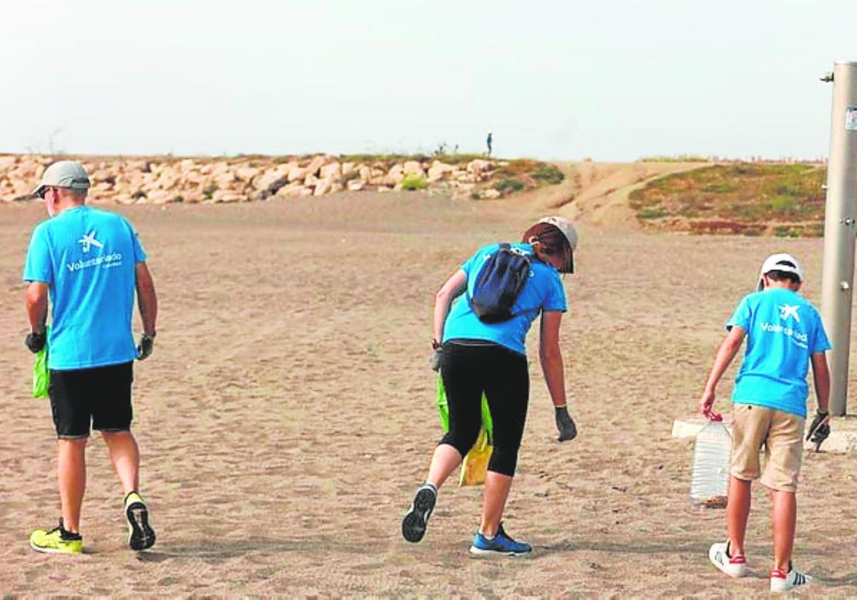 Voluntarios medioambientales en Sacaba Beach.