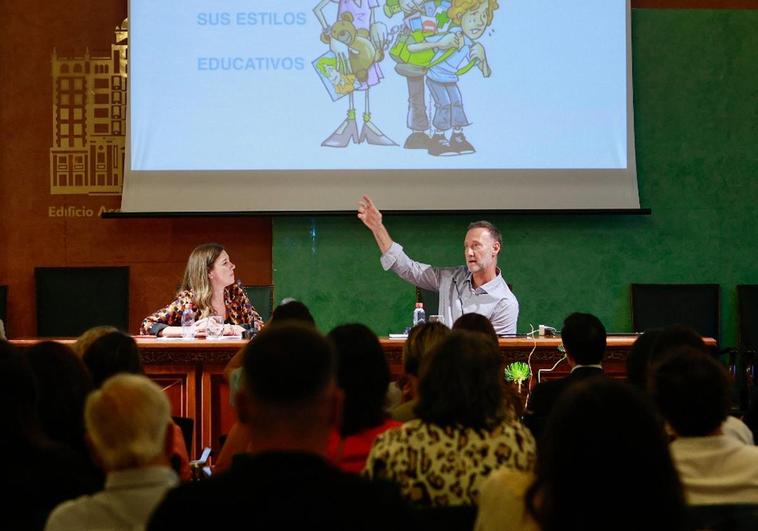 Pedro García Aguado, durante su intervención ayer en 'Escuela de Familia' de SUR, con Ana Pérez-Bryan.