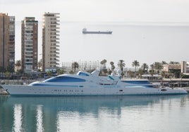 El Yas, amarrado en la marina de megayates de Málaga.