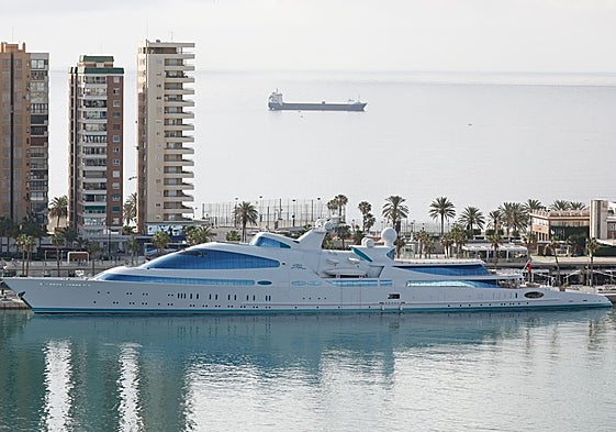 El Yas, amarrado en la marina de megayates de Málaga.