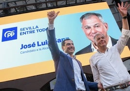 Juanma Moreno, con el candidato del PP en Sevilla, José Luis Sanz.