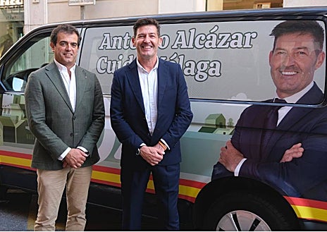 Imagen secundaria 1 - Diferentes momentos del acto de esta tarde en la sede de Vox.