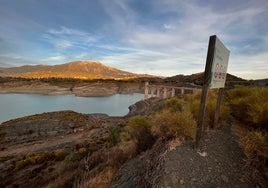 El pantano de La Viñuela está por debajo del 10% de su capacidad, con apenas 16 hectómetros cúbicos.