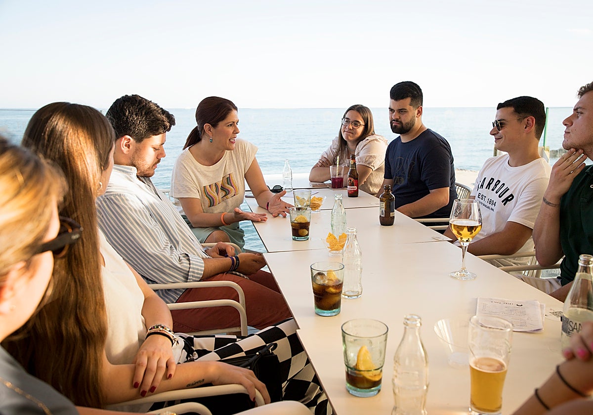 Noelia Losada, este jueves, en un encuentro con jóvenes en los Baños del Carmen.