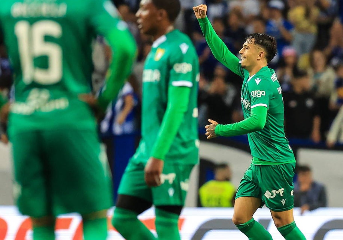 Iván Jaime (derecha) celebra un gol ante el Oporto en la Copa portuguesa.