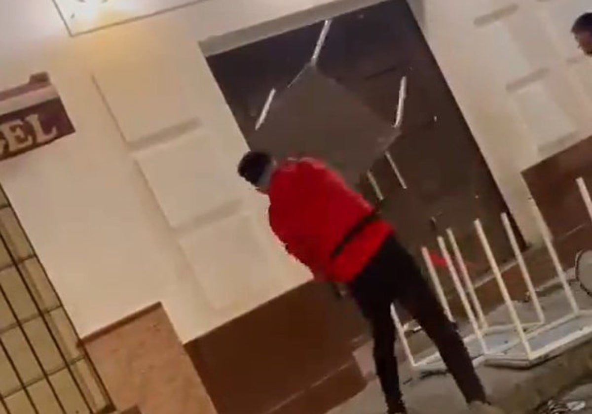 Identifican y multan a seis jóvenes por lanzar mesas y sillas a porteros de una discoteca de Ronda