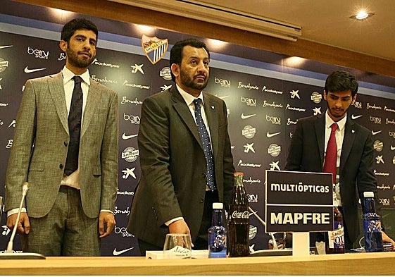 Nayey Al-Thani, a la derecha, junto a su padre y su hermano Nasser.