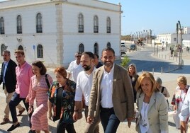 Dani Pérez junto a los candidatos socialistas a ser concejales en el Ayuntamiento de Málaga, delante del edificio de la Farola del puerto.
