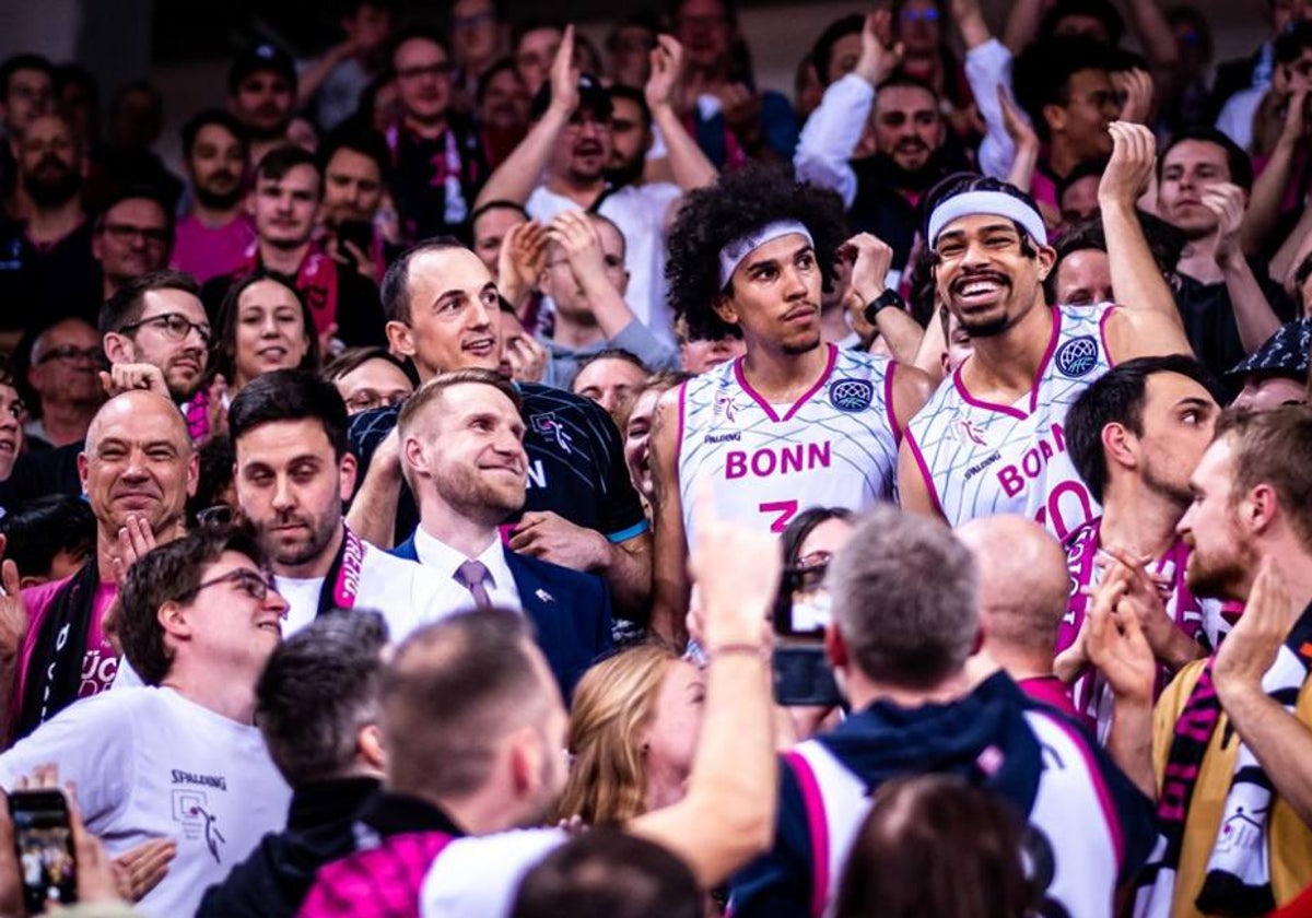 IIsalo (entrenador), Ward y Malcolm celebran con los aficionados de la grada la clasificación del Telekom Bonn para la Final Four de la BCL.