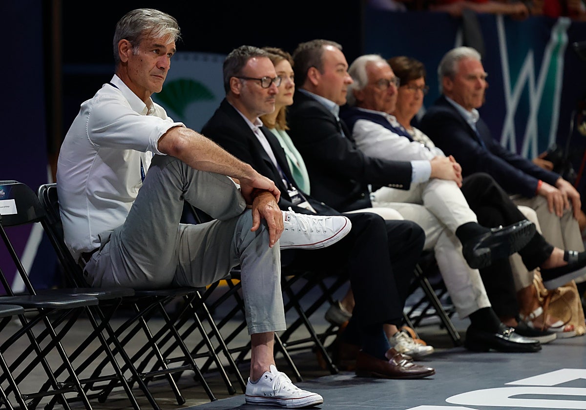 Antonio Martín y Patrick Comninos, en la fila de autoridades a pie de pista en el Carpena.
