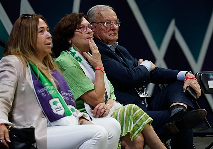 Manuel Azuaga (derecha), presidente de Unicaja.