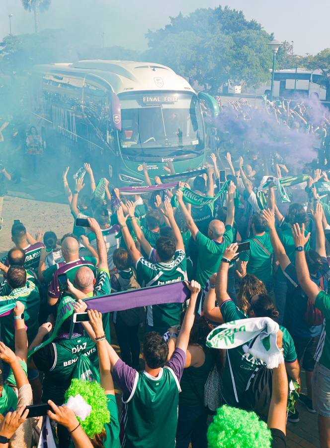 Espectacular recibimiento de la afición al Unicaja