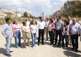 Pérez, junto a miembros de su lista, en el seco cauce del río a su paso por la ciudad.