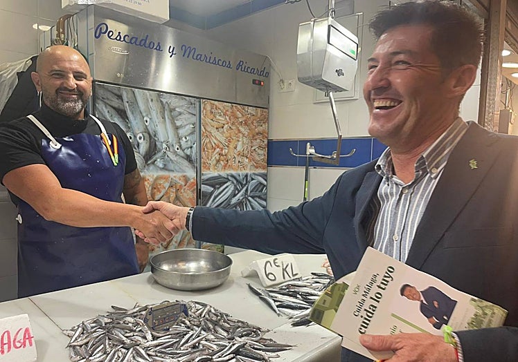 El candidato, durante la visita a los comercios y mercados del distrito.