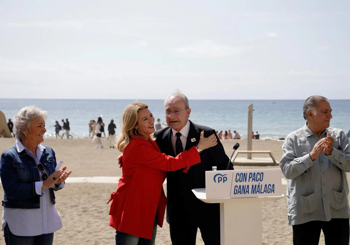 De la Torre instalará duchas inteligentes en las playas para ahorrar 82  millones de litros de agua | Diario Sur