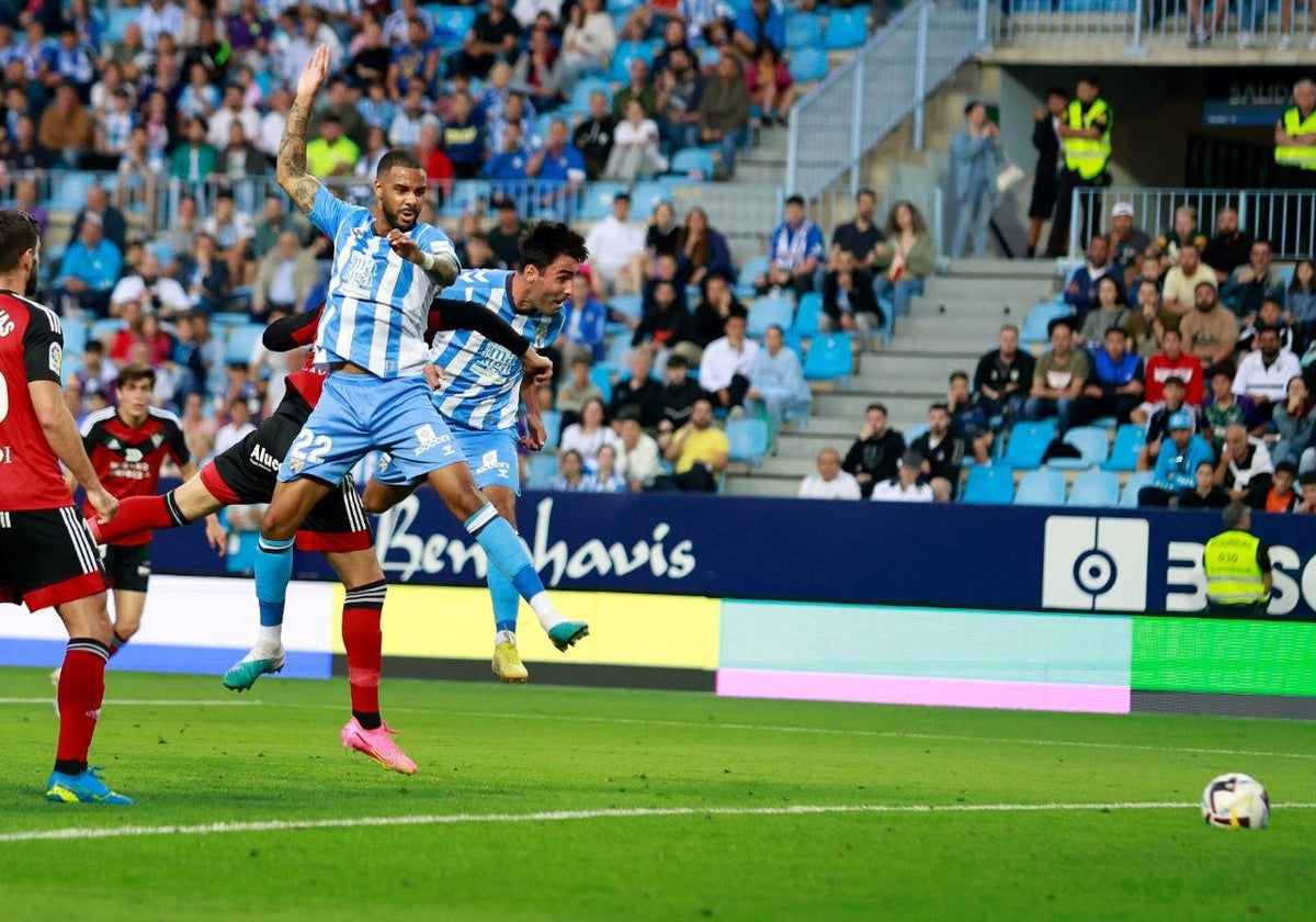 Ramalho y Escassi siguen la trayectoria de la pelota tras el remate del último en la acción del 1-0.