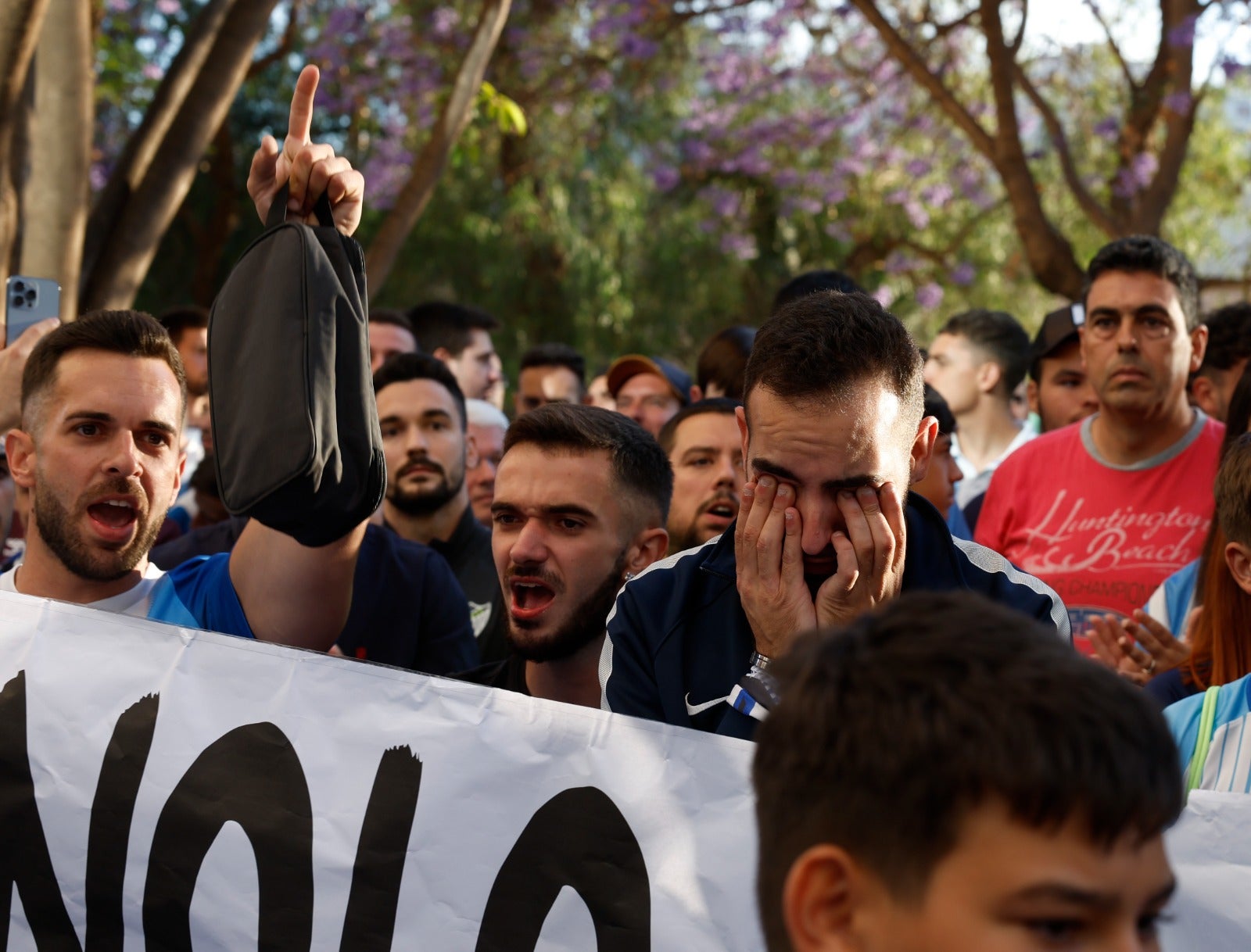 Protesta de la afición del Málaga contra jugadores y directiva