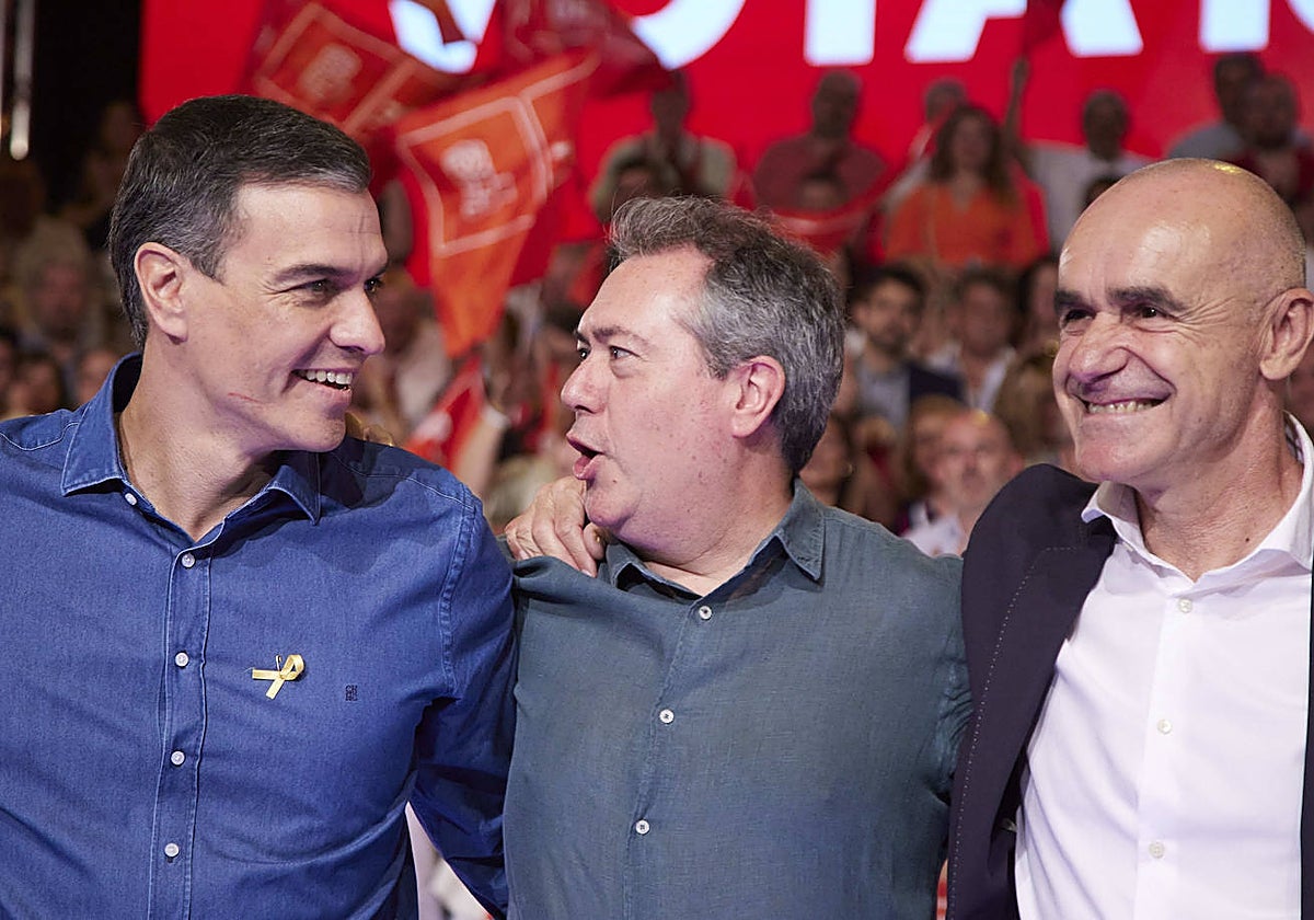 Pedro Sánchez, Juan Espadas y el alcalde de Sevilla, Antonio Muñoz.
