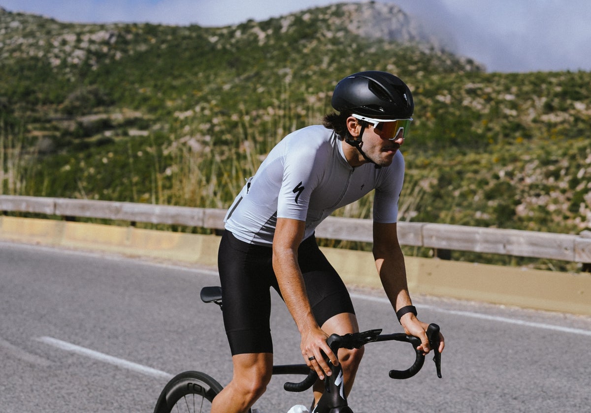 Alberto González, con su bicicleta.