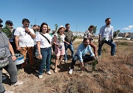 Pérez, con miembros de su lista, planta una conífera mediterránea, en Repsol.