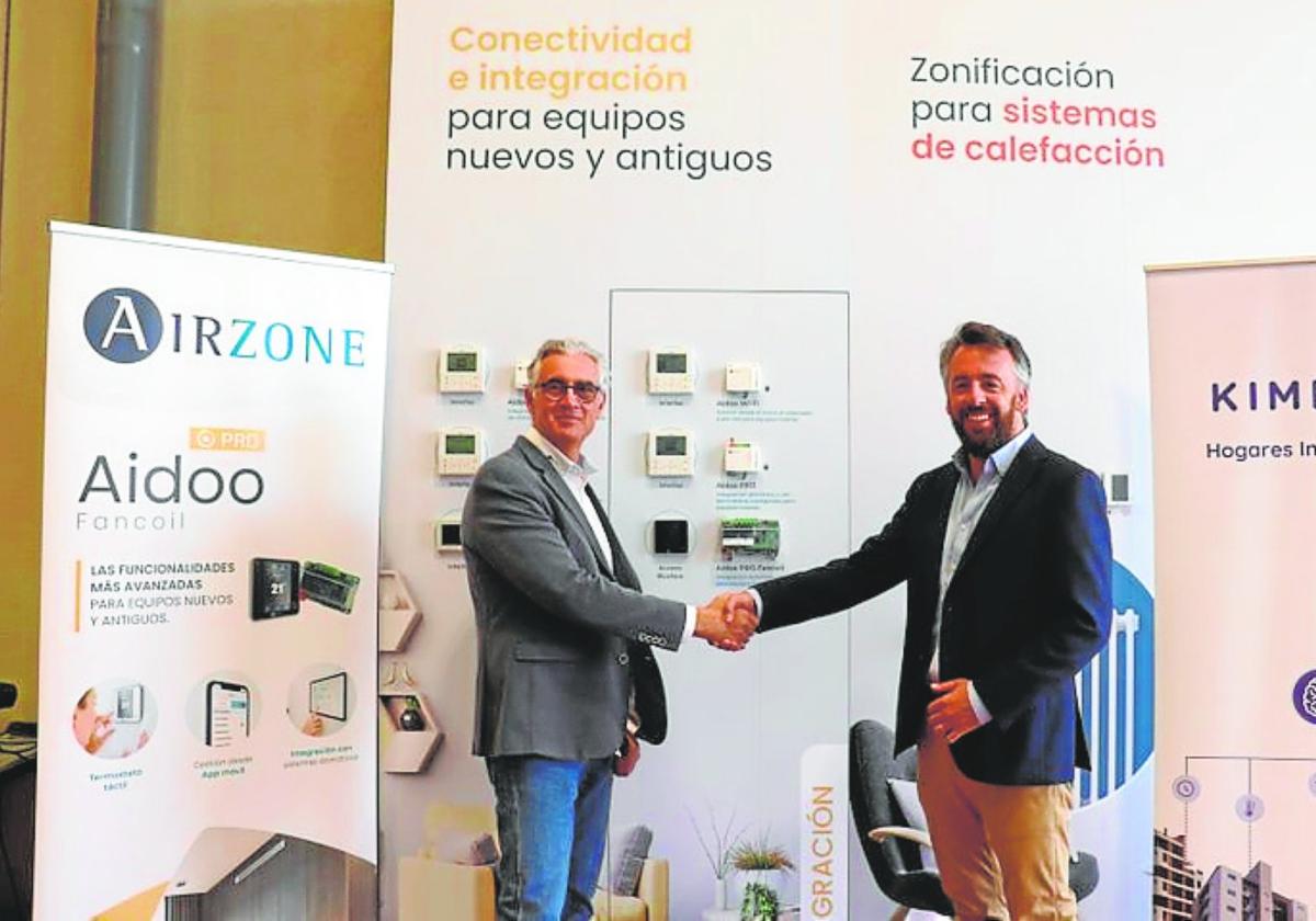 Firma de la alianza entre las dos empresas.