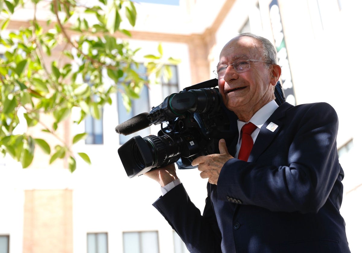 De la Torre, esta mañana, con una cámara de televisión antes de su rueda de prensa.