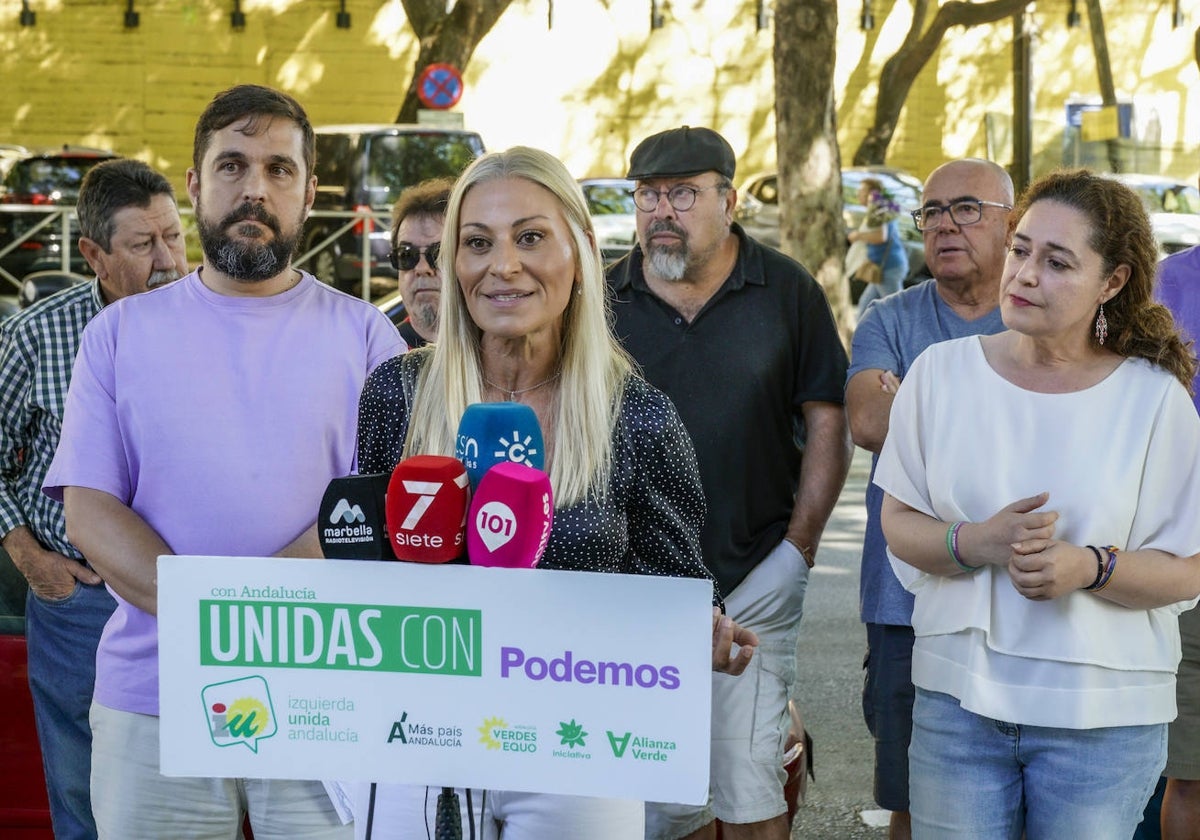 La candidata a la Alcaldía de Marbella, Victoria Morales, junto a la parlamentaria andaluza, Inma Nieto, durante su intervención.