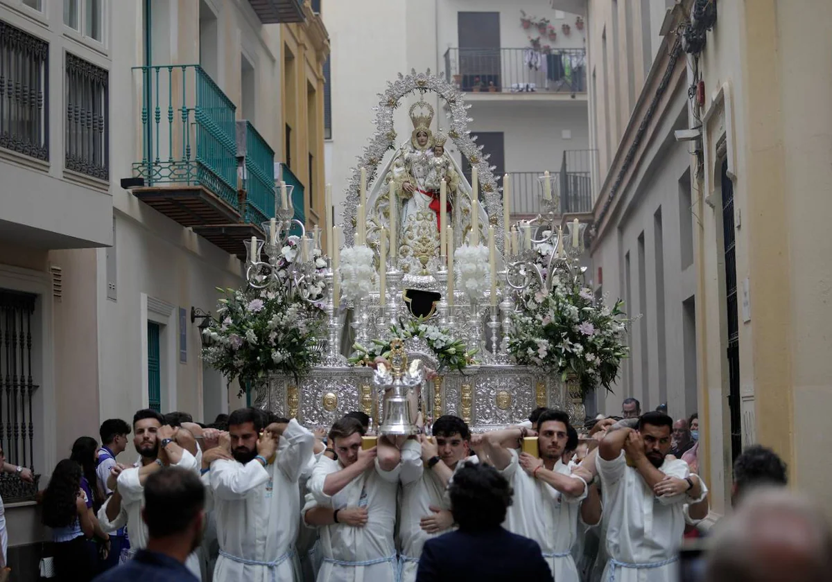 La Virgen de Araceli saldrá este domingo en procesión por primera vez bajo  palio | Diario Sur