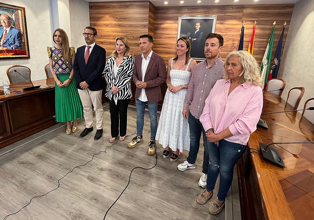 La consejería de Economía, Hacienda y Fondos Europeos, Carolina España, este lunes en el Ayuntamiento torroxeño con el alcalde y ediles del PP.