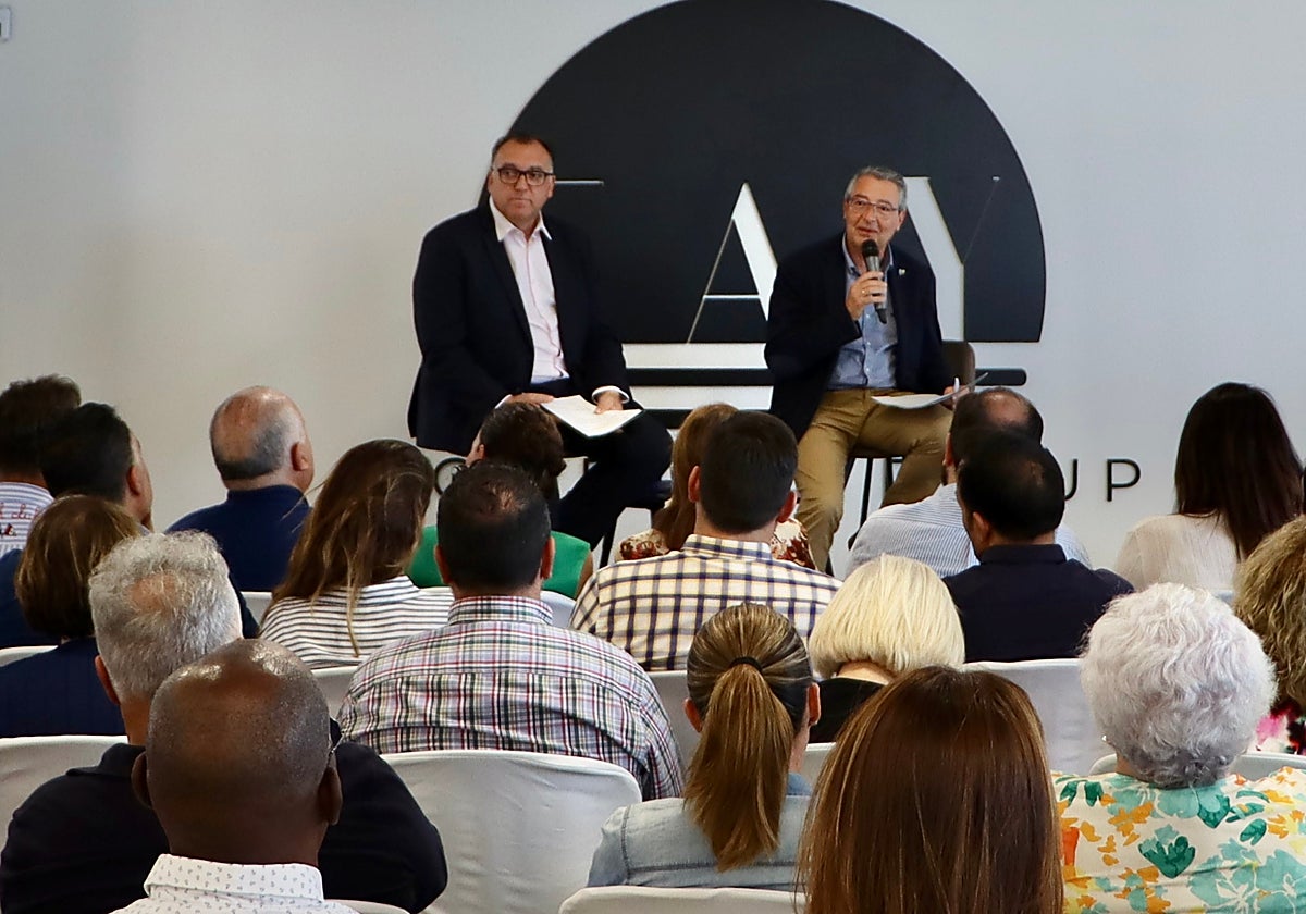 Arturo Bernal y Francisco Salado, este lunes en el encuentro con los empresarios.