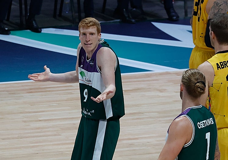 Alberto Díaz pide explicaciones a los árbitros en el partido contra el Tenerife.