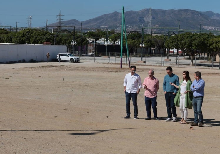 Noelia Losada y su equipo inspeccionan los terrenos en los que Ciudadanos quiere levantar un WiZink Center en Málaga.