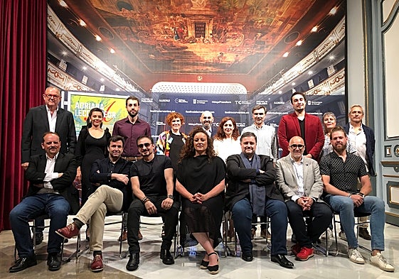 El equipo de 'Adriana Lecouvreur', con patrocinadores y miembros del teatro.