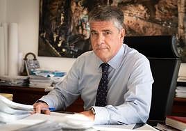 El alcalde nerjeño y candidato a la reelección por el PP, José Alberto Armijo, en el Ayuntamiento.