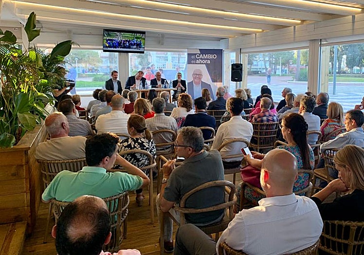 Imagen del encuentro del consejero de Turismo con empresarios del sector en Torre del Mar.