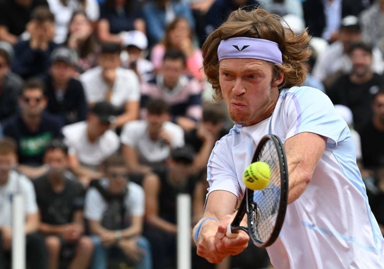 Andrey Rublev, en un revés a dos manos este lunes.